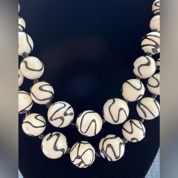 Necklace Double Strand White and Black Necklace Abstract Swirl Art Rare - Picture 2 of 6
